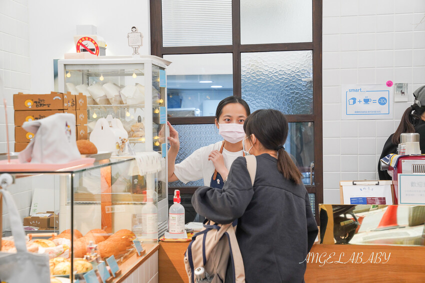 店門口超低調但手藝太強的手工麵包,招牌的韓國地瓜馬鈴薯包不預定還搶不到