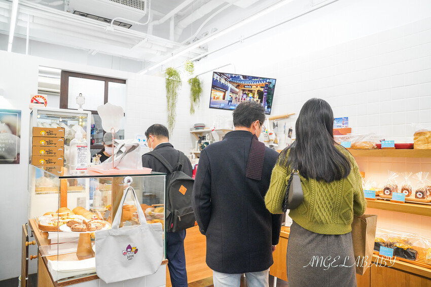 店門口超低調但手藝太強的手工麵包,招牌的韓國地瓜馬鈴薯包不預定還搶不到