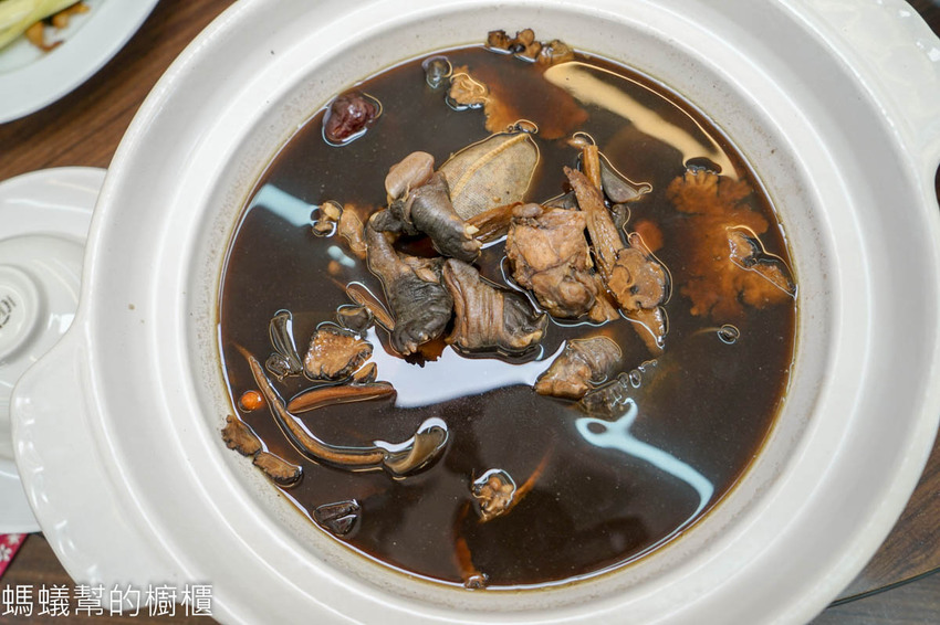 台中東港海世界活海鮮 | 海產餐廳也能吃的到古早味宴客菜，魷魚螺肉蒜、菜尾湯，台中海鮮餐廳推薦。 - 螞蟻幫的櫥櫃