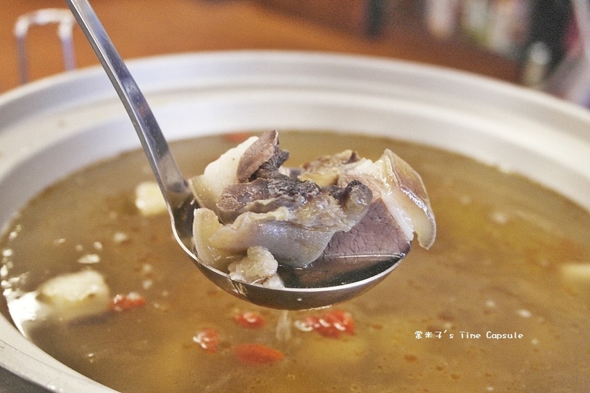 [台南仁德羊肉爐]友雞羊甕仔雞羊肉爐-清香無羶腥味的藥膳羊肉爐，現涮溫體羊肉好嫩甜+每天現烤甕仔雞，台南仁德聚餐推薦~
