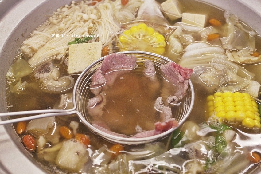 [台南仁德羊肉爐]友雞羊甕仔雞羊肉爐-清香無羶腥味的藥膳羊肉爐，現涮溫體羊肉好嫩甜+每天現烤甕仔雞，台南仁德聚餐推薦~