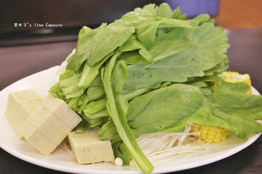 [台南仁德羊肉爐]友雞羊甕仔雞羊肉爐-清香無羶腥味的藥膳羊肉爐，現涮溫體羊肉好嫩甜+每天現烤甕仔雞，台南仁德聚餐推薦~