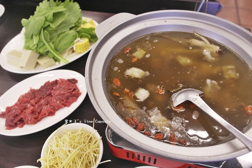 [台南仁德羊肉爐]友雞羊甕仔雞羊肉爐-清香無羶腥味的藥膳羊肉爐，現涮溫體羊肉好嫩甜+每天現烤甕仔雞，台南仁德聚餐推薦~