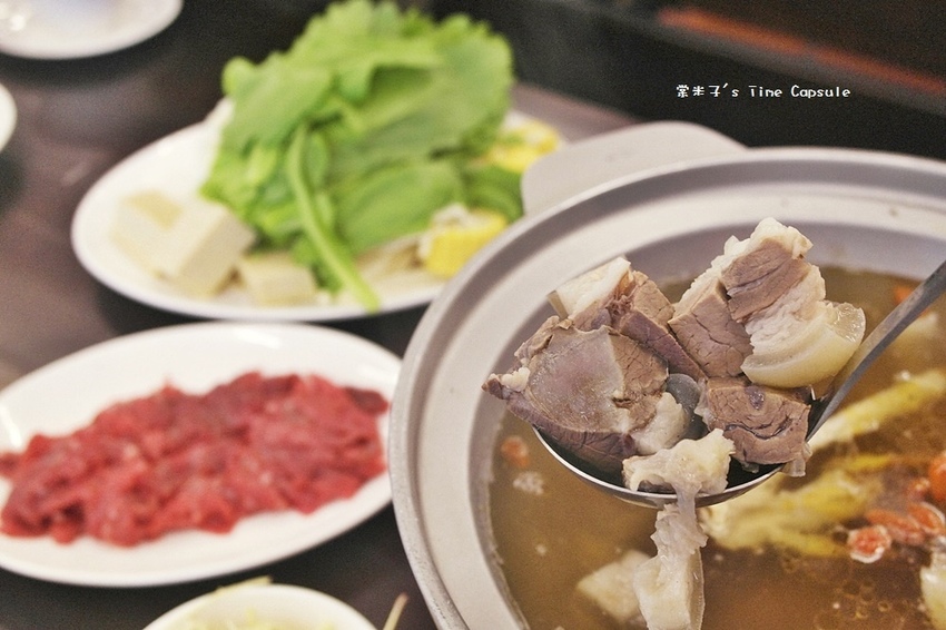 [台南仁德羊肉爐]友雞羊甕仔雞羊肉爐-清香無羶腥味的藥膳羊肉爐，現涮溫體羊肉好嫩甜+每天現烤甕仔雞，台南仁德聚餐推薦~