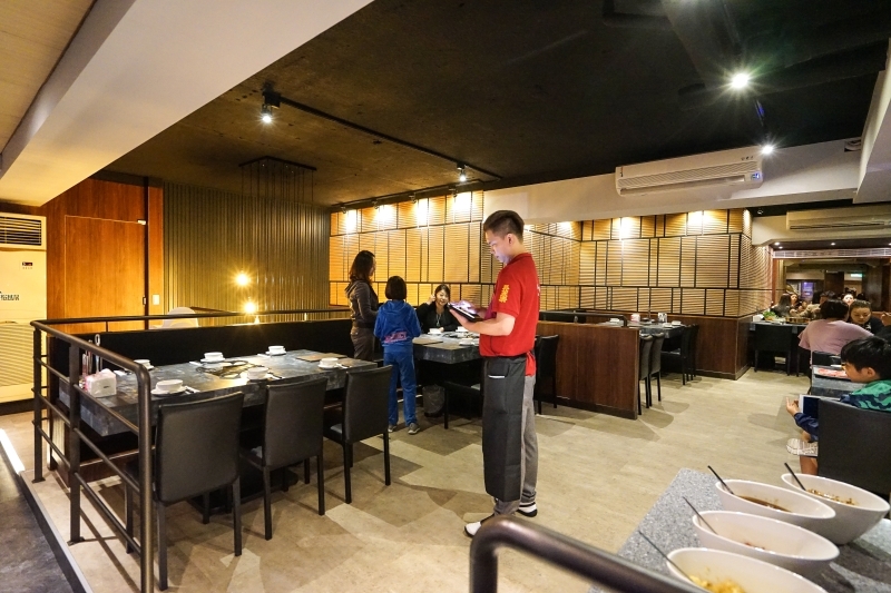 跳躍的宅男 - [台北松山區美食]老撈麻辣鍋-新派火鍋及私房料理-黃牛胸肉獨特口感 油脂鮮甜而不膩  美味火鍋推薦 近捷運南京復興站