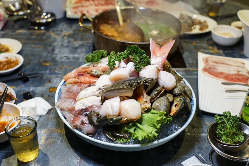 跳躍的宅男 - [台北松山區美食]老撈麻辣鍋-新派火鍋及私房料理-黃牛胸肉獨特口感 油脂鮮甜而不膩  美味火鍋推薦 近捷運南京復興站