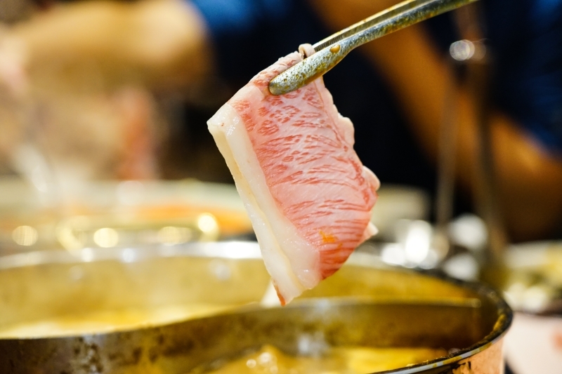 跳躍的宅男 - [台北松山區美食]老撈麻辣鍋-新派火鍋及私房料理-黃牛胸肉獨特口感 油脂鮮甜而不膩  美味火鍋推薦 近捷運南京復興站