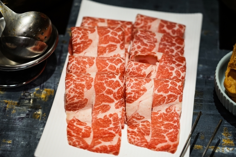 跳躍的宅男 - [台北松山區美食]老撈麻辣鍋-新派火鍋及私房料理-黃牛胸肉獨特口感 油脂鮮甜而不膩  美味火鍋推薦 近捷運南京復興站