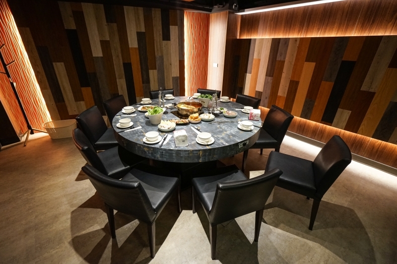 跳躍的宅男 - [台北松山區美食]老撈麻辣鍋-新派火鍋及私房料理-黃牛胸肉獨特口感 油脂鮮甜而不膩  美味火鍋推薦 近捷運南京復興站