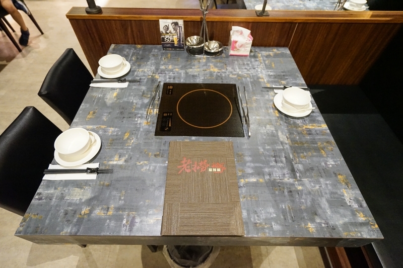 跳躍的宅男 - [台北松山區美食]老撈麻辣鍋-新派火鍋及私房料理-黃牛胸肉獨特口感 油脂鮮甜而不膩  美味火鍋推薦 近捷運南京復興站