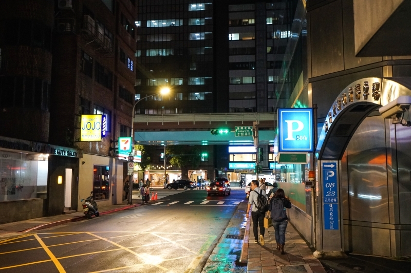 跳躍的宅男 - [台北松山區美食]老撈麻辣鍋-新派火鍋及私房料理-黃牛胸肉獨特口感 油脂鮮甜而不膩  美味火鍋推薦 近捷運南京復興站