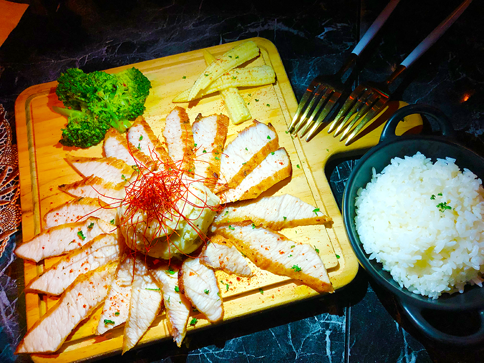 信義放感情,我不是他媽媽,Odin Bistro,橘雨煙花,下酒菜,狂歡,週末夜,生命之水,客制化調酒,酒精,奧丁,愛貓園,手做甜點,臨江