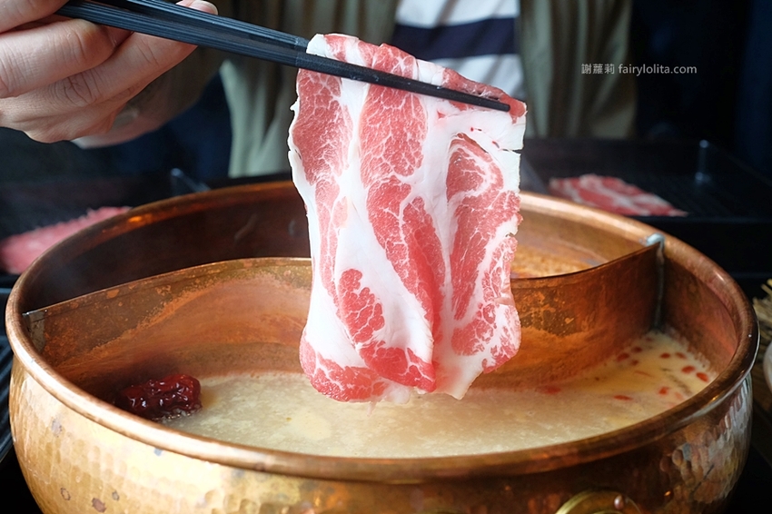 台北火鍋 | Beef King/信義旗艦店日本頂級A5和牛鍋物放題。網友喻：此生吃過最好吃的和牛，不可思議超高CP值，老闆真的失心瘋！ @蹦啾♥謝蘿莉 La vie heureuse