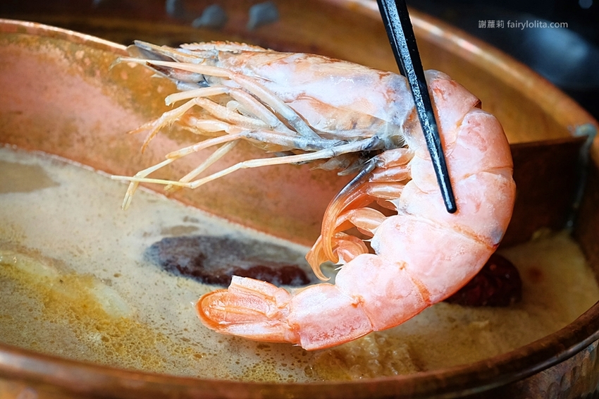 台北火鍋 | Beef King/信義旗艦店日本頂級A5和牛鍋物放題。網友喻：此生吃過最好吃的和牛，不可思議超高CP值，老闆真的失心瘋！ @蹦啾♥謝蘿莉 La vie heureuse