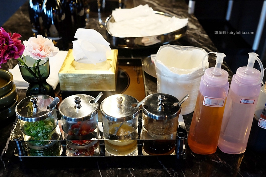 台北火鍋 | Beef King/信義旗艦店日本頂級A5和牛鍋物放題。網友喻：此生吃過最好吃的和牛，不可思議超高CP值，老闆真的失心瘋！ @蹦啾♥謝蘿莉 La vie heureuse