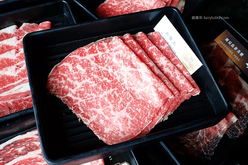 台北火鍋 | Beef King/信義旗艦店日本頂級A5和牛鍋物放題。網友喻：此生吃過最好吃的和牛，不可思議超高CP值，老闆真的失心瘋！ @蹦啾♥謝蘿莉 La vie heureuse