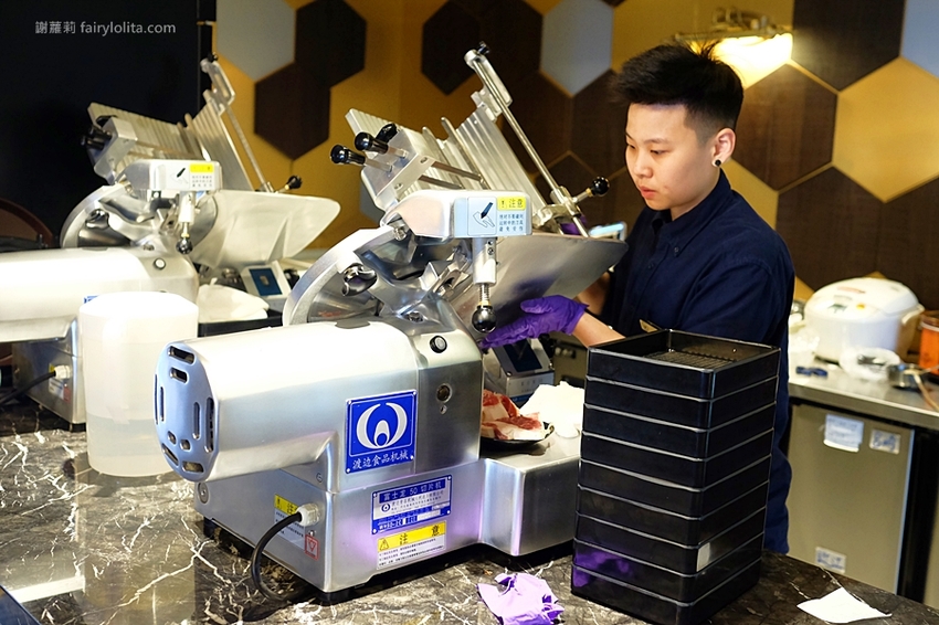 台北火鍋 | Beef King/信義旗艦店日本頂級A5和牛鍋物放題。網友喻：此生吃過最好吃的和牛，不可思議超高CP值，老闆真的失心瘋！ @蹦啾♥謝蘿莉 La vie heureuse