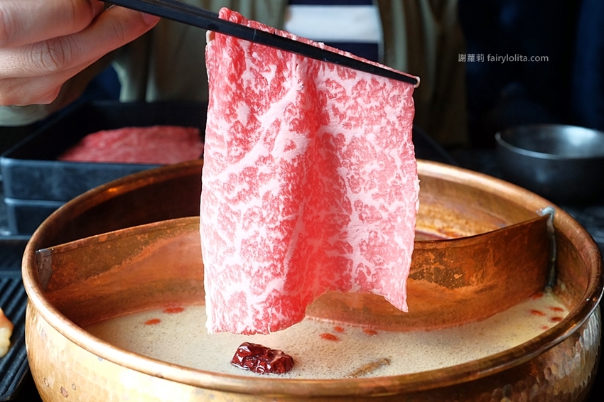 台北火鍋 | Beef King/信義旗艦店日本頂級A5和牛鍋物放題。網友喻：此生吃過最好吃的和牛，不可思議超高CP值，老闆真的失心瘋！ @蹦啾♥謝蘿莉 La vie heureuse