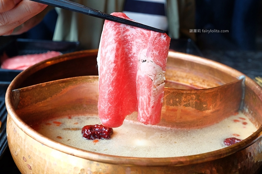 台北火鍋 | Beef King/信義旗艦店日本頂級A5和牛鍋物放題。網友喻：此生吃過最好吃的和牛，不可思議超高CP值，老闆真的失心瘋！ @蹦啾♥謝蘿莉 La vie heureuse