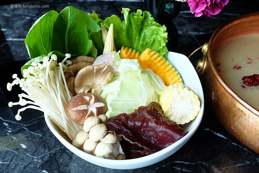 台北火鍋 | Beef King/信義旗艦店日本頂級A5和牛鍋物放題。網友喻：此生吃過最好吃的和牛，不可思議超高CP值，老闆真的失心瘋！ @蹦啾♥謝蘿莉 La vie heureuse