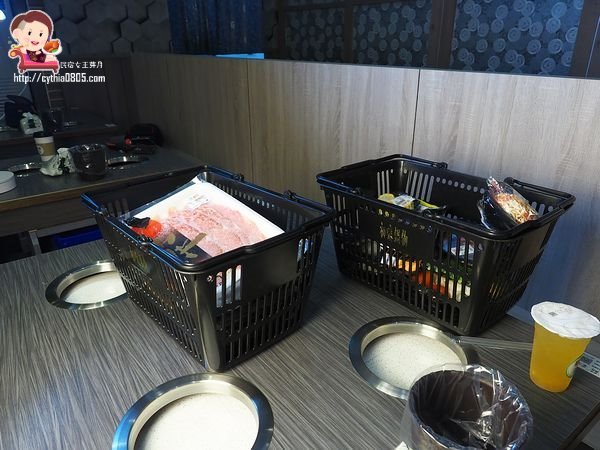 桃園藝文特區美食-初嘛超市鍋物-吃多少算多少，還有澎湖產地直送海鮮跟日本黑毛和牛啊~~(邀約) @民宿女王芽月-美食.旅遊.全台趴趴走