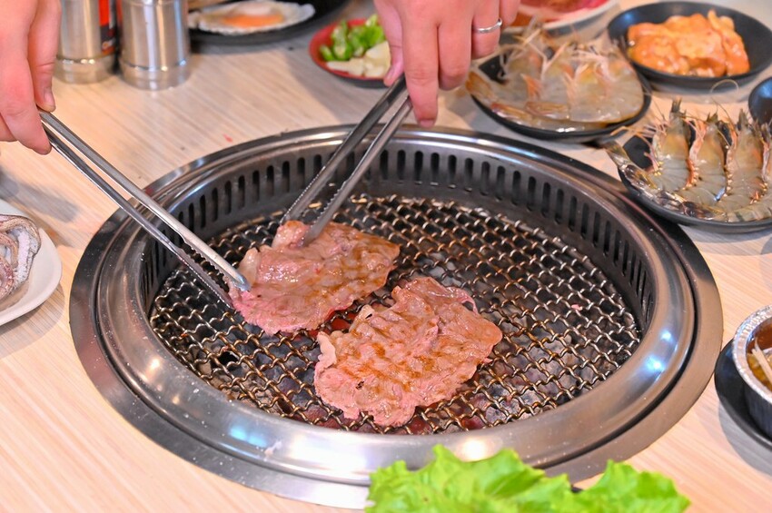 台中市東區 台中燒肉吃到飽竟然有桌邊代烤 嘉義東石牡蠣吃到飽  大塊牛排百種食材無限量供應 愛烤愛對囉台中