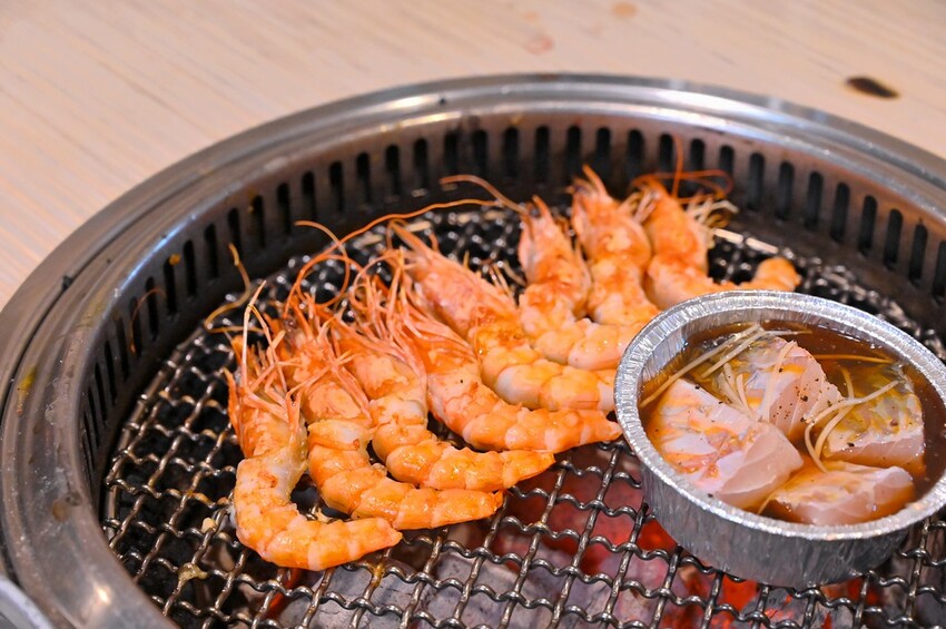 台中市東區 台中燒肉吃到飽竟然有桌邊代烤 嘉義東石牡蠣吃到飽  大塊牛排百種食材無限量供應 愛烤愛對囉台中