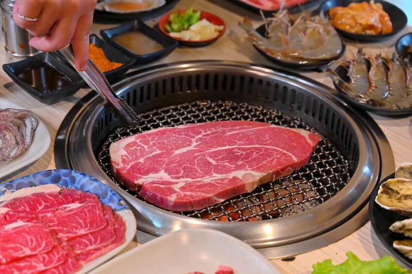 台中市東區 台中燒肉吃到飽竟然有桌邊代烤 嘉義東石牡蠣吃到飽  大塊牛排百種食材無限量供應 愛烤愛對囉台中