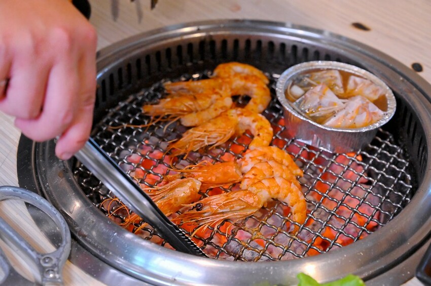 台中市東區 台中燒肉吃到飽竟然有桌邊代烤 嘉義東石牡蠣吃到飽  大塊牛排百種食材無限量供應 愛烤愛對囉台中