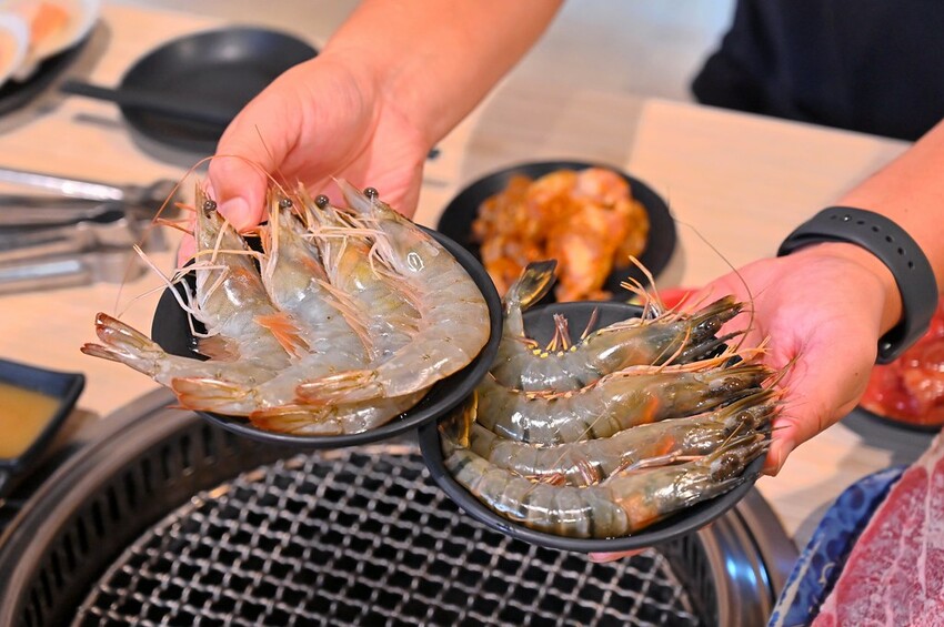 台中市東區 台中燒肉吃到飽竟然有桌邊代烤 嘉義東石牡蠣吃到飽  大塊牛排百種食材無限量供應 愛烤愛對囉台中