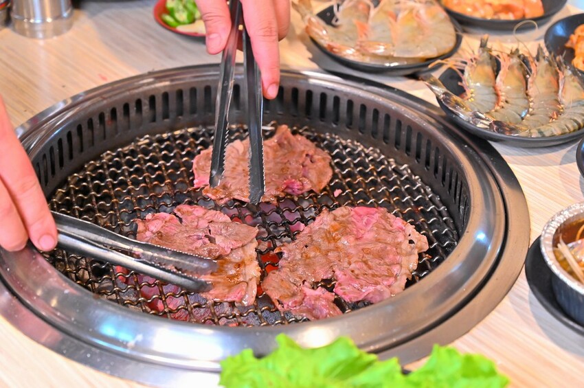 台中市東區 台中燒肉吃到飽竟然有桌邊代烤 嘉義東石牡蠣吃到飽  大塊牛排百種食材無限量供應 愛烤愛對囉台中