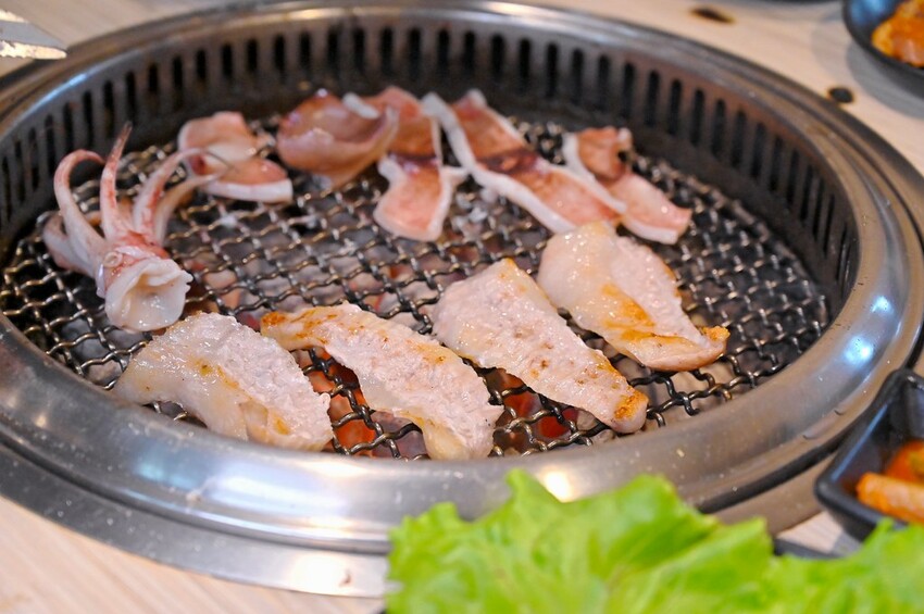 台中市東區 台中燒肉吃到飽竟然有桌邊代烤 嘉義東石牡蠣吃到飽  大塊牛排百種食材無限量供應 愛烤愛對囉台中