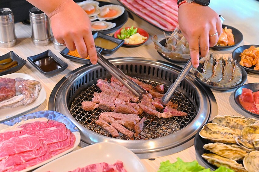 台中市東區 台中燒肉吃到飽竟然有桌邊代烤 嘉義東石牡蠣吃到飽  大塊牛排百種食材無限量供應 愛烤愛對囉台中