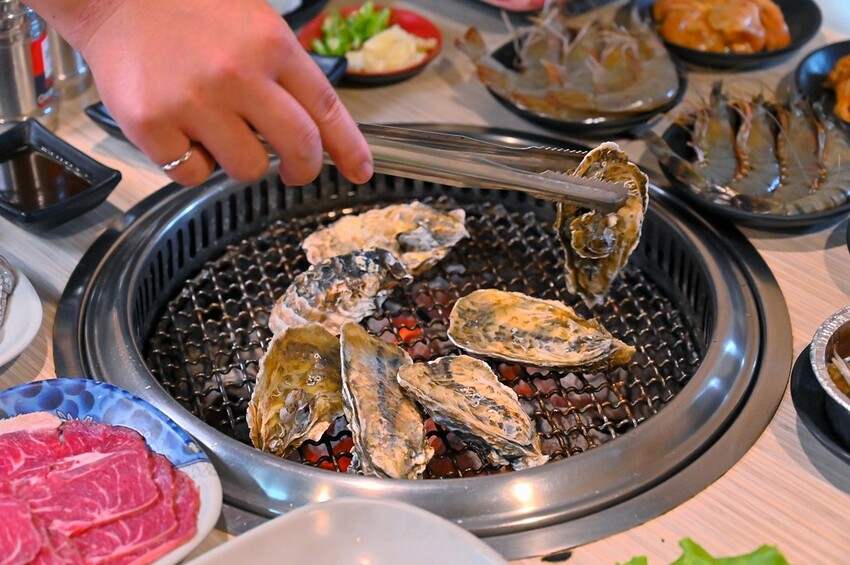 台中市東區 台中燒肉吃到飽竟然有桌邊代烤 嘉義東石牡蠣吃到飽  大塊牛排百種食材無限量供應 愛烤愛對囉台中