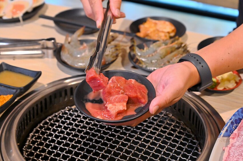 台中市東區 台中燒肉吃到飽竟然有桌邊代烤 嘉義東石牡蠣吃到飽  大塊牛排百種食材無限量供應 愛烤愛對囉台中