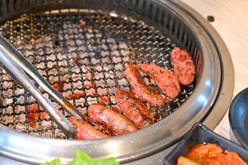 台中市東區 台中燒肉吃到飽竟然有桌邊代烤 嘉義東石牡蠣吃到飽  大塊牛排百種食材無限量供應 愛烤愛對囉台中