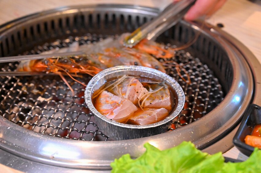 台中市東區 台中燒肉吃到飽竟然有桌邊代烤 嘉義東石牡蠣吃到飽  大塊牛排百種食材無限量供應 愛烤愛對囉台中