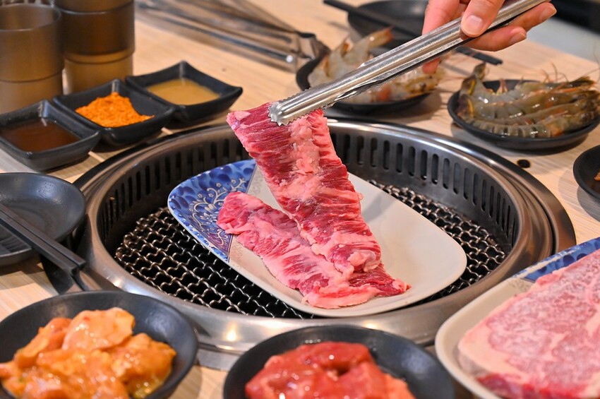 台中市東區 台中燒肉吃到飽竟然有桌邊代烤 嘉義東石牡蠣吃到飽  大塊牛排百種食材無限量供應 愛烤愛對囉台中