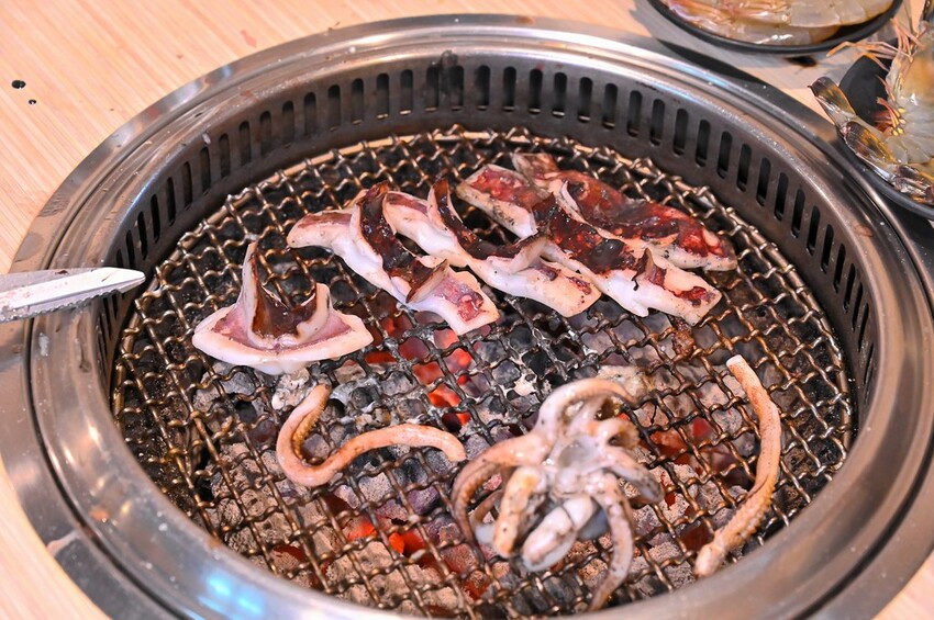 台中市東區 台中燒肉吃到飽竟然有桌邊代烤 嘉義東石牡蠣吃到飽  大塊牛排百種食材無限量供應 愛烤愛對囉台中