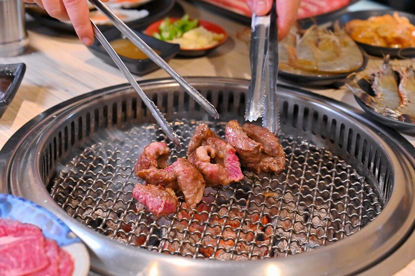 台中市東區 台中燒肉吃到飽竟然有桌邊代烤 嘉義東石牡蠣吃到飽  大塊牛排百種食材無限量供應 愛烤愛對囉台中