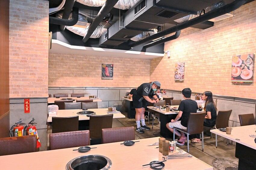 台中市東區 台中燒肉吃到飽竟然有桌邊代烤 嘉義東石牡蠣吃到飽  大塊牛排百種食材無限量供應 愛烤愛對囉台中