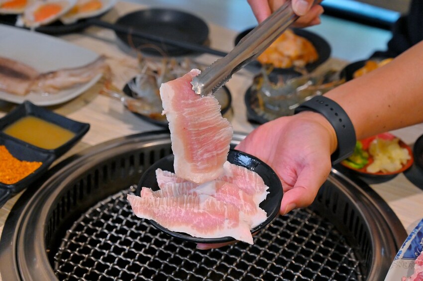 台中市東區 台中燒肉吃到飽竟然有桌邊代烤 嘉義東石牡蠣吃到飽  大塊牛排百種食材無限量供應 愛烤愛對囉台中