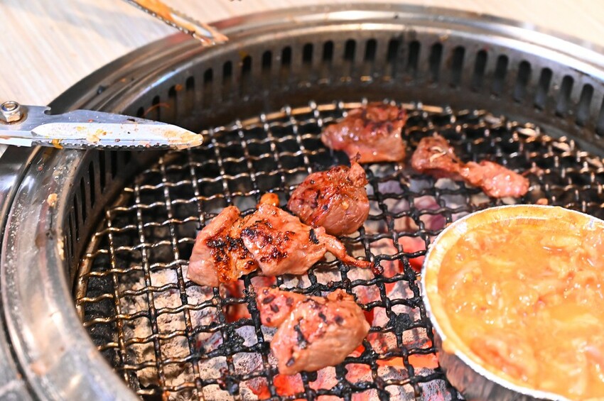 台中市東區 台中燒肉吃到飽竟然有桌邊代烤 嘉義東石牡蠣吃到飽  大塊牛排百種食材無限量供應 愛烤愛對囉台中