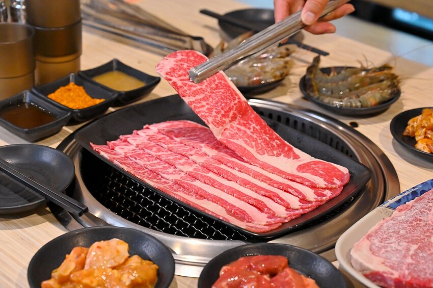 台中市東區 台中燒肉吃到飽竟然有桌邊代烤 嘉義東石牡蠣吃到飽  大塊牛排百種食材無限量供應 愛烤愛對囉台中
