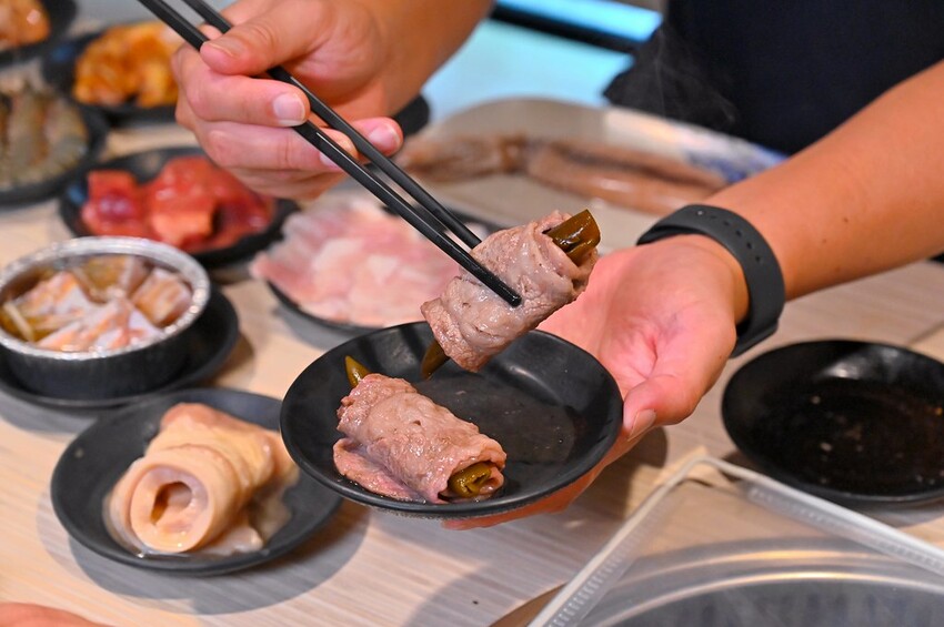 台中市東區 台中燒肉吃到飽竟然有桌邊代烤 嘉義東石牡蠣吃到飽  大塊牛排百種食材無限量供應 愛烤愛對囉台中