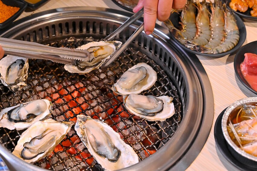 台中市東區 台中燒肉吃到飽竟然有桌邊代烤 嘉義東石牡蠣吃到飽  大塊牛排百種食材無限量供應 愛烤愛對囉台中