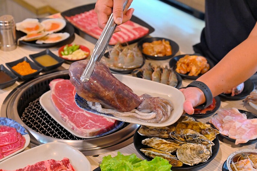 台中市東區 台中燒肉吃到飽竟然有桌邊代烤 嘉義東石牡蠣吃到飽  大塊牛排百種食材無限量供應 愛烤愛對囉台中