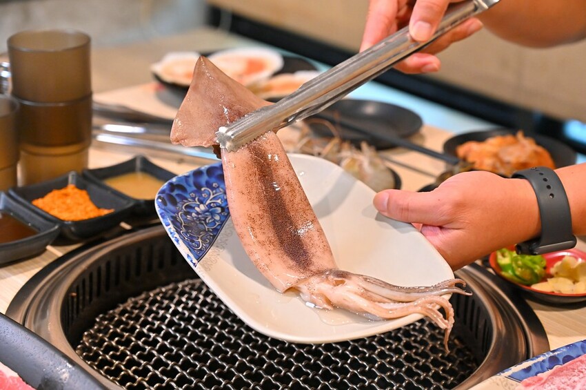台中市東區 台中燒肉吃到飽竟然有桌邊代烤 嘉義東石牡蠣吃到飽  大塊牛排百種食材無限量供應 愛烤愛對囉台中