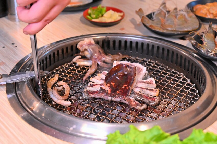 台中市東區 台中燒肉吃到飽竟然有桌邊代烤 嘉義東石牡蠣吃到飽  大塊牛排百種食材無限量供應 愛烤愛對囉台中