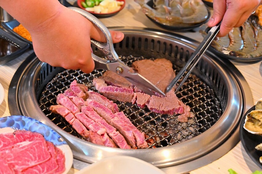 台中市東區 台中燒肉吃到飽竟然有桌邊代烤 嘉義東石牡蠣吃到飽  大塊牛排百種食材無限量供應 愛烤愛對囉台中
